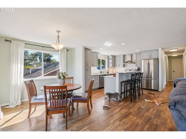 17900 MONTICELLO Dr, Gladstone, OR 97027