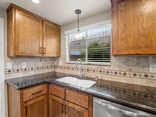 621 W El Paso Ave, Clovis, CA 93611