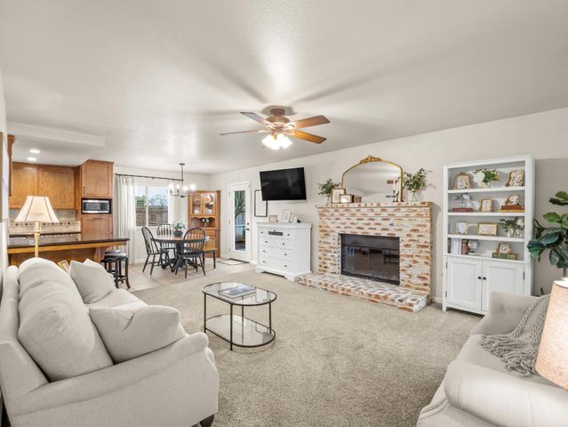 621 W El Paso Ave, Clovis, CA 93611