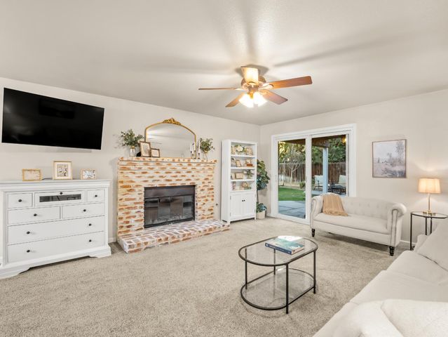 621 W El Paso Ave, Clovis, CA 93611