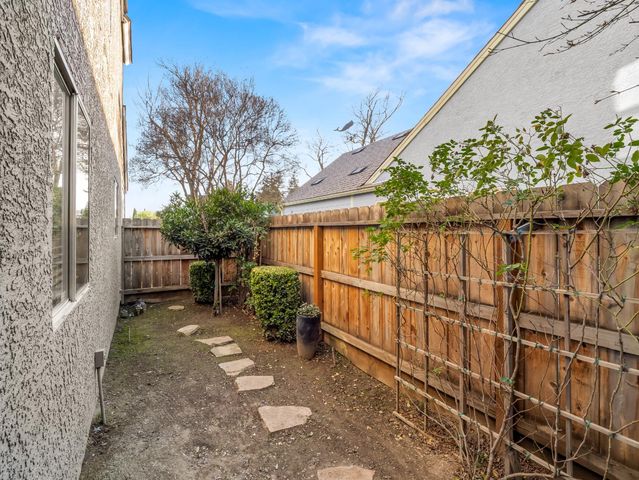 621 W El Paso Ave, Clovis, CA 93611