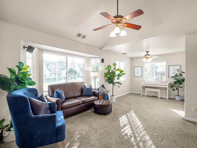 621 W El Paso Ave, Clovis, CA 93611