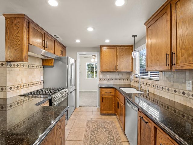 621 W El Paso Ave, Clovis, CA 93611