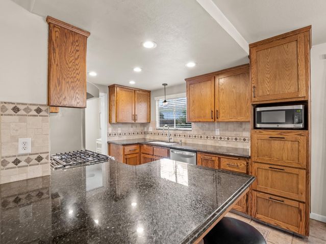 621 W El Paso Ave, Clovis, CA 93611