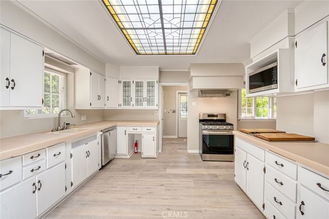 1096 Armada Drive, Pasadena, CA 91103