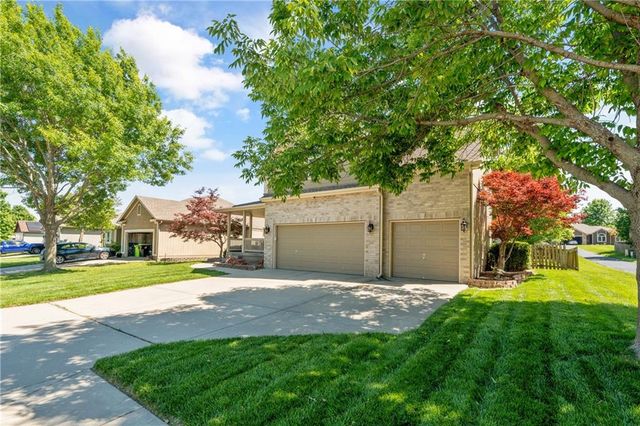 2208 NE Janessa Drive, Blue Springs, MO 64029