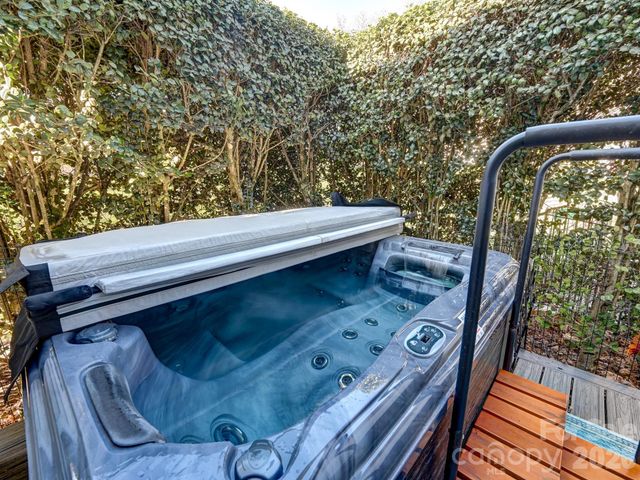 653 High Quarry Road, Hendersonville, NC 28791