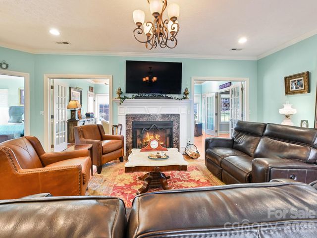 653 High Quarry Road, Hendersonville, NC 28791