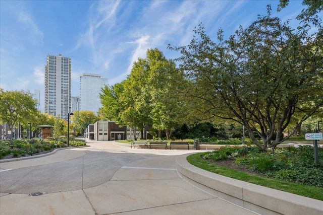 1360 N SANDBURG Terrace 1405C, Chicago, IL 60610