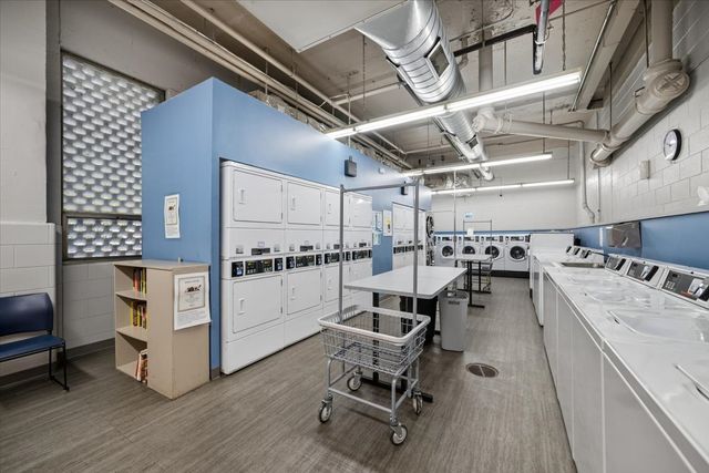 1360 N SANDBURG Terrace 1405C, Chicago, IL 60610