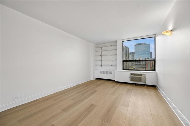 1360 N SANDBURG Terrace 1405C, Chicago, IL 60610