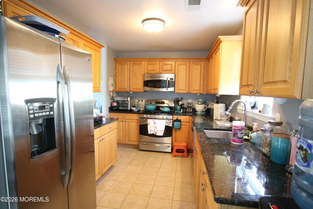 10 Maywood Run, Tinton Falls, NJ 07753