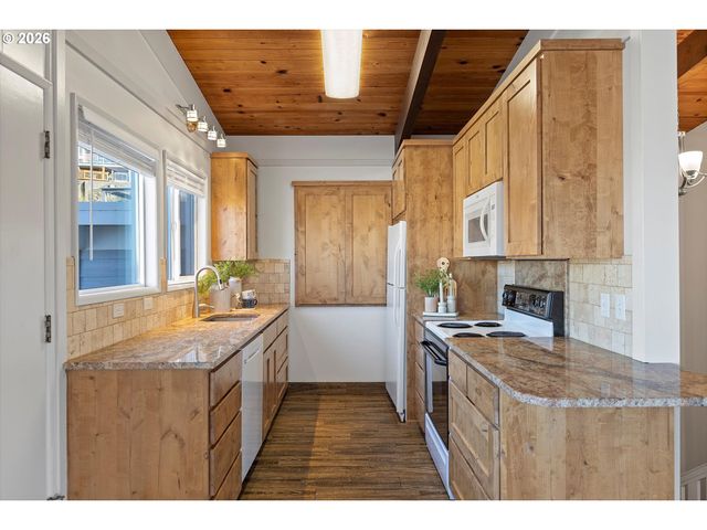 1931 Ne 68TH St, Lincoln City, OR 97367