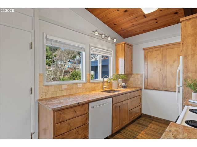 1931 Ne 68TH St, Lincoln City, OR 97367