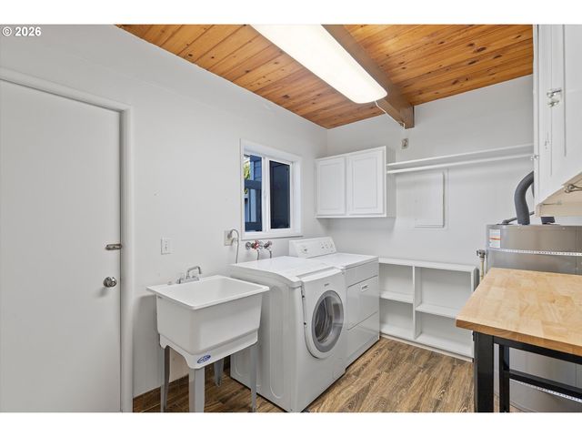 1931 Ne 68TH St, Lincoln City, OR 97367