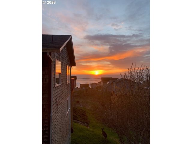 1931 Ne 68TH St, Lincoln City, OR 97367