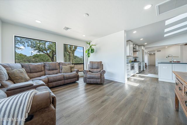 7041 E River Road, Tucson, AZ 85750