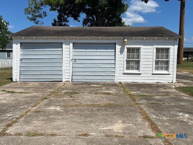 208 Sample Street, Edna, TX 77957