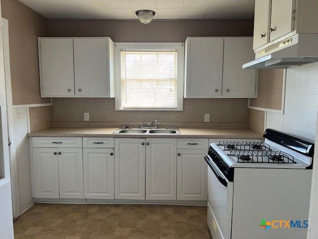 208 Sample Street, Edna, TX 77957