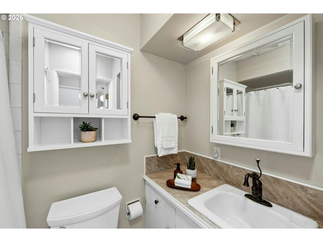 7202 Sw NEVADA Ter, Portland, OR 97219