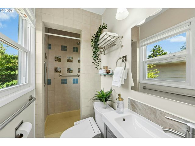 7202 Sw NEVADA Ter, Portland, OR 97219