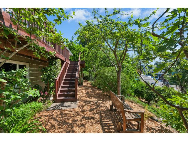 7202 Sw NEVADA Ter, Portland, OR 97219