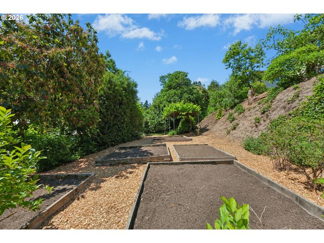 7202 Sw NEVADA Ter, Portland, OR 97219
