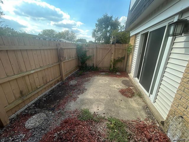 41168 N Woodbury Green, Belleville, MI 48111