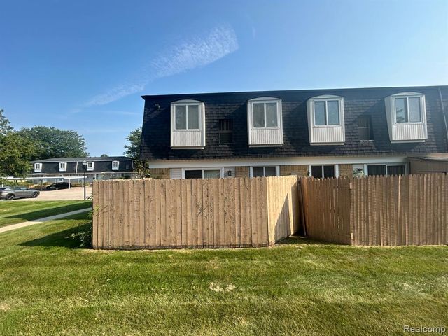 41168 N Woodbury Green, Belleville, MI 48111