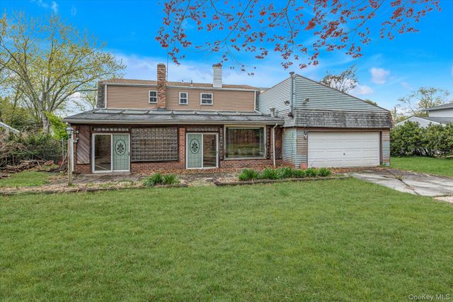 99 Wexford Drive, Oakdale, NY 11769