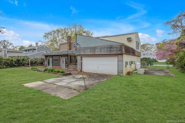 99 Wexford Drive, Oakdale, NY 11769