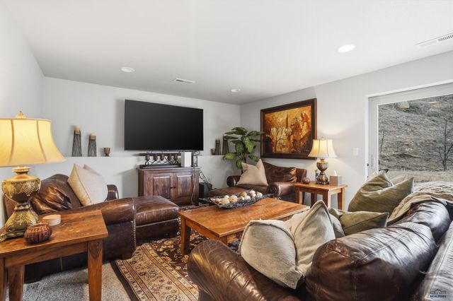 8064 STEAMBOAT CT, Summerset, SD 57718