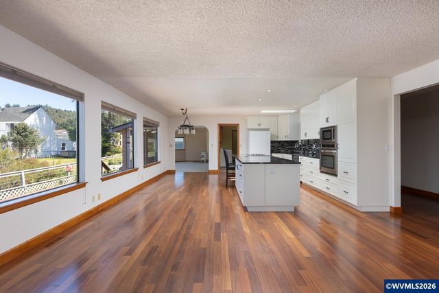 9215 Trout Pl, Gleneden Beach, OR 97388