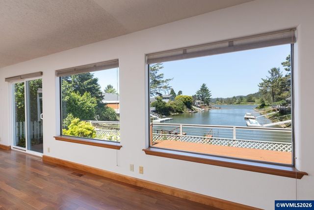 9215 Trout Pl, Gleneden Beach, OR 97388