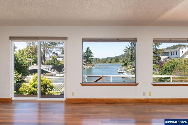 9215 Trout Pl, Gleneden Beach, OR 97388