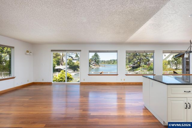 9215 Trout Pl, Gleneden Beach, OR 97388