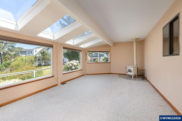 9215 Trout Pl, Gleneden Beach, OR 97388