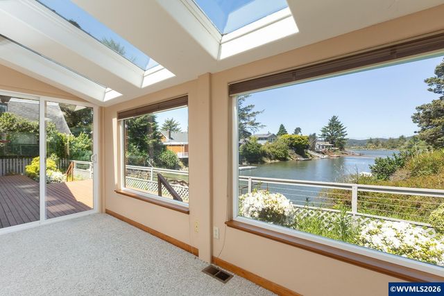 9215 Trout Pl, Gleneden Beach, OR 97388
