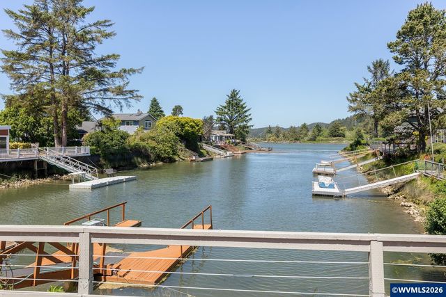 9215 Trout Pl, Gleneden Beach, OR 97388
