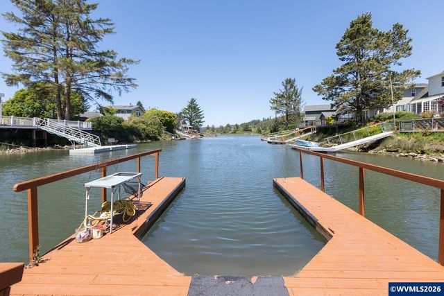 9215 Trout Pl, Gleneden Beach, OR 97388