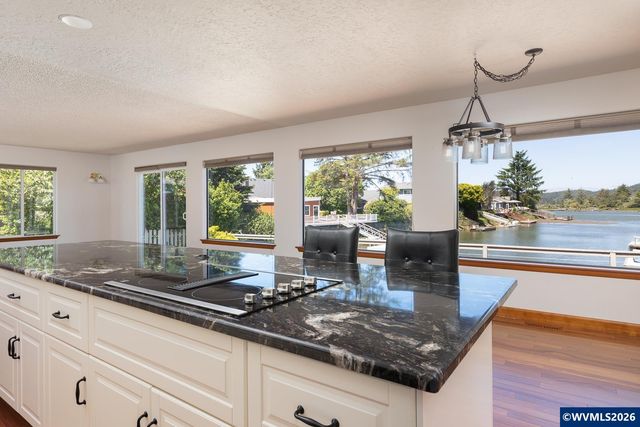 9215 Trout Pl, Gleneden Beach, OR 97388