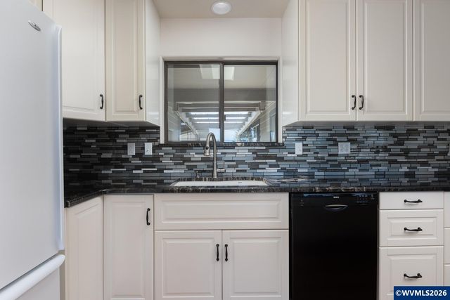 9215 Trout Pl, Gleneden Beach, OR 97388