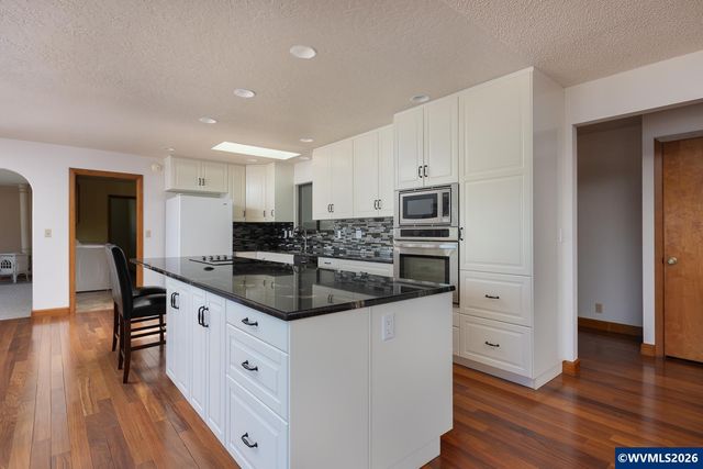 9215 Trout Pl, Gleneden Beach, OR 97388