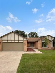 457 LAKE FOREST Road, Rochester Hills, MI 48309