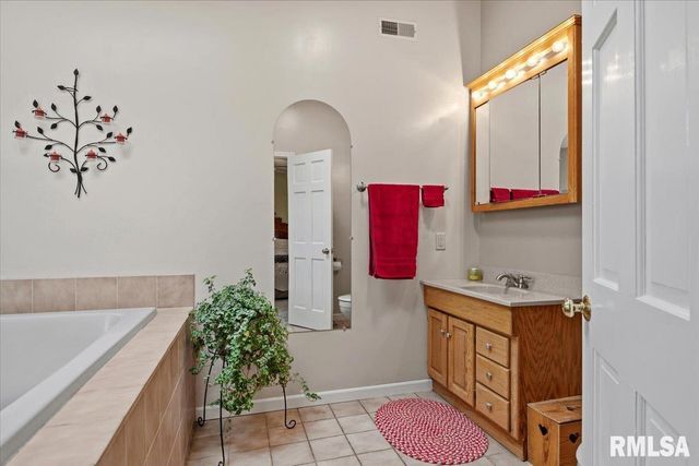 5 TAFT Drive, Rochester, IL 62563