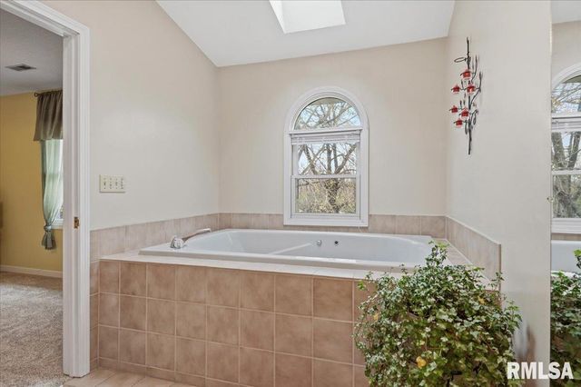 5 TAFT Drive, Rochester, IL 62563