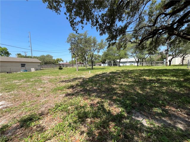 434 S 11th St, Aransas Pass, TX 78336