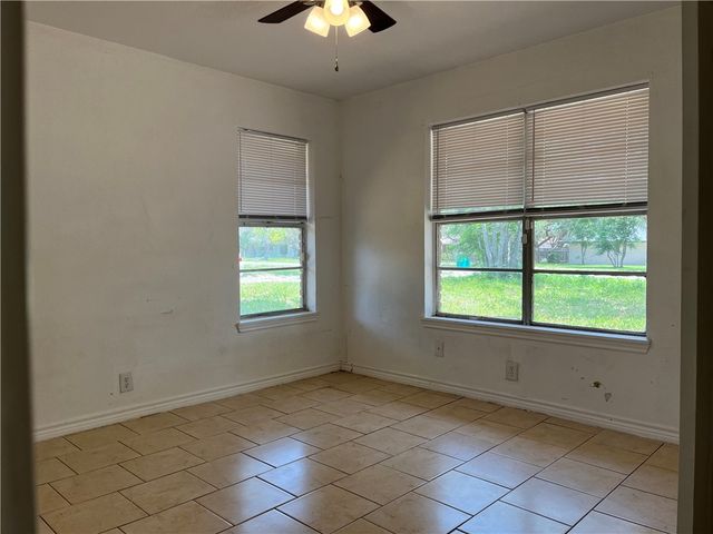 434 S 11th St, Aransas Pass, TX 78336