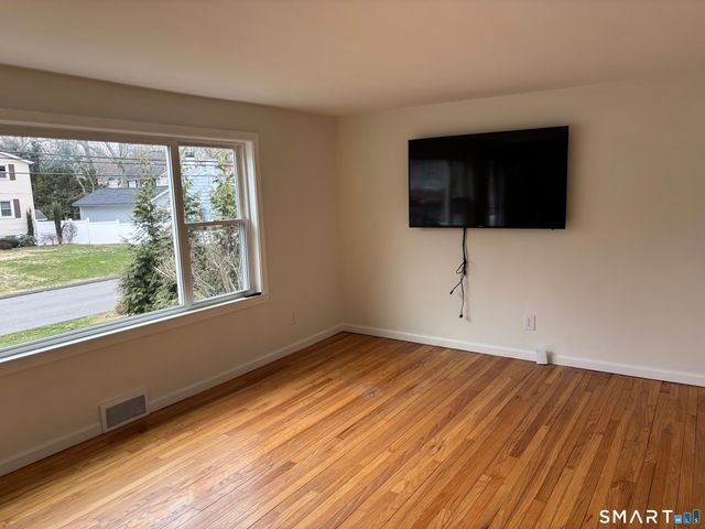 24 Deepwood Lane, Norwalk, CT 06854