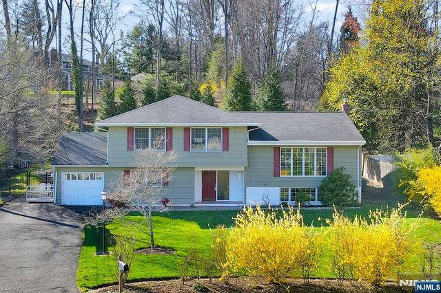 31 Chelsea Court, Hillsdale, NJ 07642